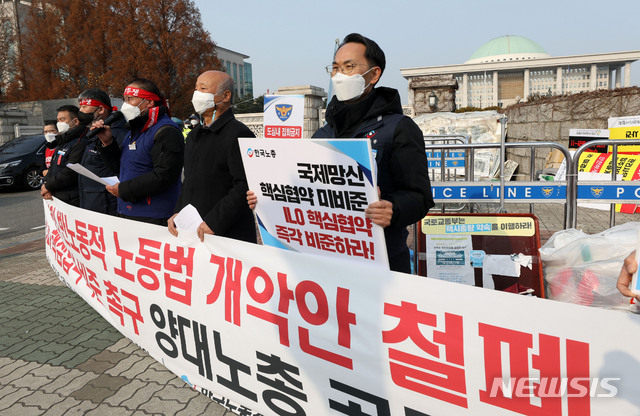 [서울=뉴시스] 홍효식 기자 = 김동명 한국노총 위원장과 김재하 민주노총 비대위원장을 비롯한 참석자들이 7일 오전 서울 여의도 국회 앞에서 정부의 반노동적 노동법 개악안 철폐 및 ILO 핵심협약 비준촉구 양대노총 공동기자회견을 하고 있다. 2020.12.07. yesphoto@newsis.com