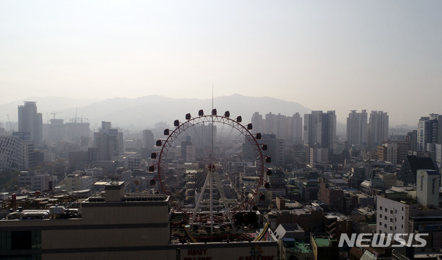 [대구=뉴시스] 이무열 기자 = 초미세먼지가 ‘나쁨’ 수준을 보인 7일 오후 대구 중구 동성로에서 바라본 도심이 뿌옇게 보이고 있다. 2020.12.07. lmy@newsis.com