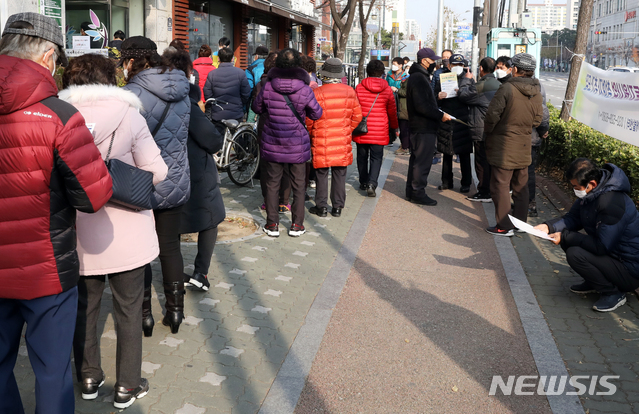 [인천=뉴시스] 이종철 기자 = 고령자들이 노인일자리를 구하기 위해 줄을 선 모습. 2020.12.07. jc4321@newsis.com
