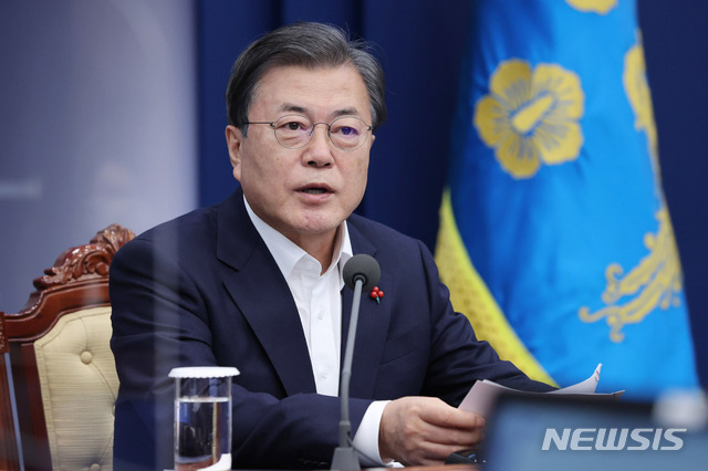 [서울=뉴시스]추상철 기자 = 문재인 대통령이 7일 오후 청와대 여민관에서 열린 수석·보좌관회의에 참석해 발언하고 있다. 2020.12.07. scchoo@newsis.com