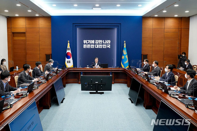 [서울=뉴시스]추상철 기자 = 문재인 대통령이 7일 오후 청와대 여민관에서 열린 수석·보좌관회의에 참석해 발언하고 있다. 2020.12.07. scchoo@newsis.com