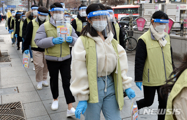 [대구=뉴시스] 대구 중구 동성로 일대에서 일상생활 속에서 올바른 마스크 착용, 손 씻기, 손 소독제 사용하기 등을 홍보하기 위해 캠페인을 하고 있다. 뉴시스DB. 2023.03.19. photo@newsis.com