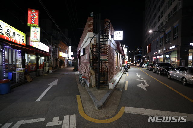 [서울=뉴시스] 이윤청 기자 = 수도권 사회적 거리두기 2.5단계 시행을 하루 앞둔 7일 서울 마포구 공덕소담길 일대가 한산하다. 2020.12.07. radiohead@newsis.co