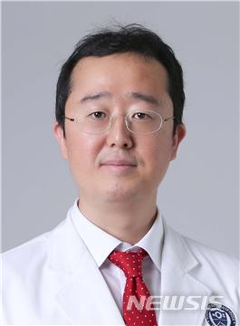 [서울=뉴시스] 연세대학교 의과대학 내과학교실 이상학 교수. (사진=연세대 세브란스병원 제공). 2020.12.08.