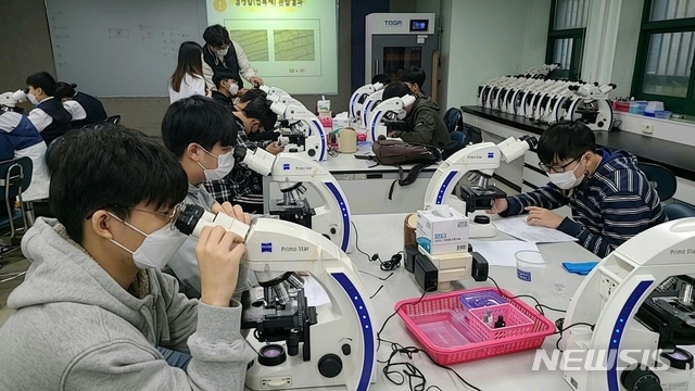 [창원=뉴시스] 경남 창원 양덕중학교 과학탐구반 동아리 활동.(사진=양덕중 제공)