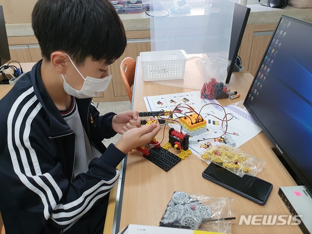 [창원=뉴시스] 코딩 후 방과후 활동하는 창원 양덕중학교 학생.(사진=양덕중 제공)