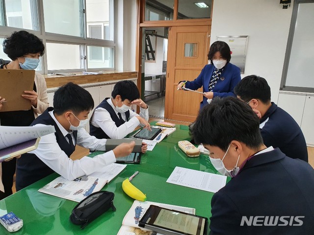 [창원=뉴시스] 학생들의 배움을 관찰하는 창원 양덕중학교 교사들.(사진=양덕중 제공)