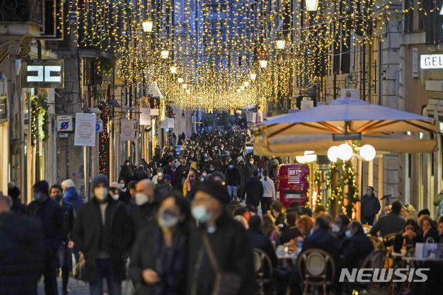 [로마=AP/뉴시스] 이탈리아 로마 시내에 있는 번화가에 인파가 몰려 북적이고 있다. 자료사진. 2025.03.05