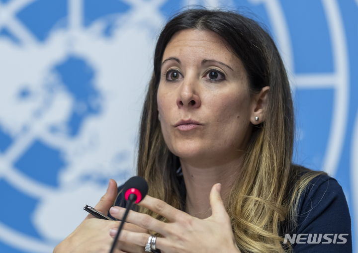 [제네바=AP/뉴시스] 세계보건기구(WHO)의 마리아 밴커코브(사진) 박사는 14일(현지시간) 언론 브리핑에서 "산타클로스가 나이가 많아서 걱정하는 건 이해하지만 그는 코로나19 면역을 갖추고 있다"며 전 세계에 선물을 나눠줄 준비를 하고 있다고 농담을 했다. 2020.12.15. 