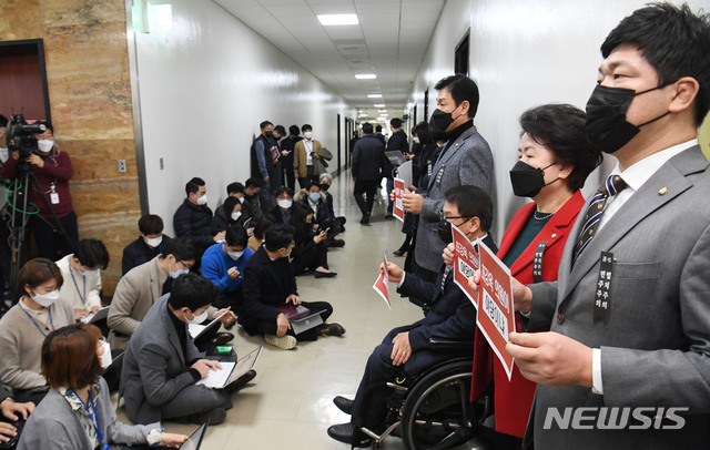 [서울=뉴시스] 김진아 기자 = 국민의힘 의원과 당직자들이 8일 오전 제1차 고위공직자범죄수사처 설치 및 운영에 관한 법률 일부개정법률안 등에 대한 안건조정위원회가 열리는 서울 여의도 국회 법사위 회의실 앞에서 손팻말을 들고 항의하고 있다. (공동취재사진) 2020.12.08. photo@newsis.com