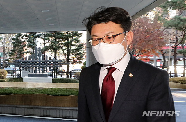 [서울=뉴시스] 박주성 기자 = 진성준 더불어민주당 의원이 8일 오전 서울 양천구 서울남부지법에서 열린 공직선거법 위반 혐의 2차 공판기일에 출석하고 있다. 2020.12.08. park7691@newsis.com