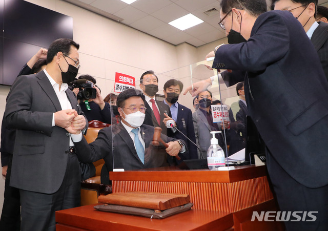 [서울=뉴시스] 전진환 기자 = 8일 오전 국회에서 열린 법제사법위원회 전체회의에서 윤호중 법사위원장이 공수처법개정안을 통과 시키려하자 국민의힘 주호영 원내대표등 의원들이 항의하고 있다.&nbsp; (공동취재사진) 2020.12.08. photo@newsis.com