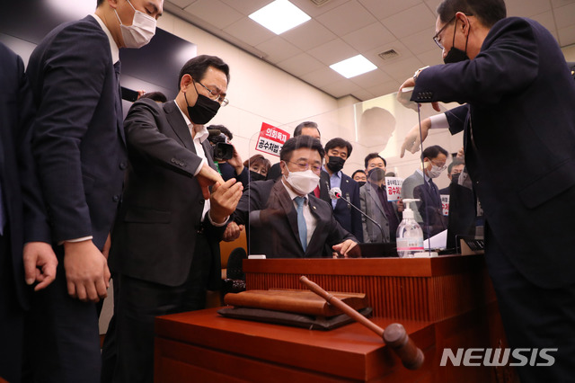 [서울=뉴시스] 전진환 기자 = 8일 오전 국회에서 열린 법제사법위원회 전체회의에서 윤호중 법사위원장이 공수처법개정안을 통과 시키려하자 국민의힘 주호영 원내대표등 의원들이 항의하고 있다.&nbsp; (공동취재사진) 2020.12.08. photo@newsis.com