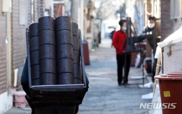 [인천=뉴시스] 이종철 기자 = 인천시 부평구 산곡동에서 저소득층 가구에 연탄을 배달하고 있다. 2020.12.08. jc4321@newsis.com