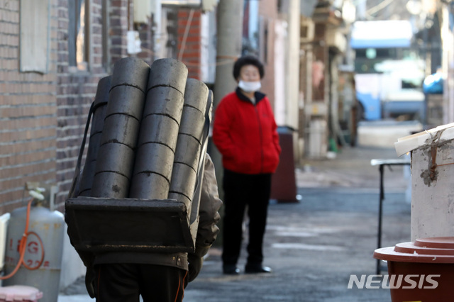 [인천=뉴시스] 이종철 기자 = 영하권 추위속 인천 부평구청과 인천유아교육자협의회가 8일 오전 인천시 부평구 산곡동에서 저소득층 가구에 연탄을 배달하고 있다. 2020.12.08. jc4321@newsis.com