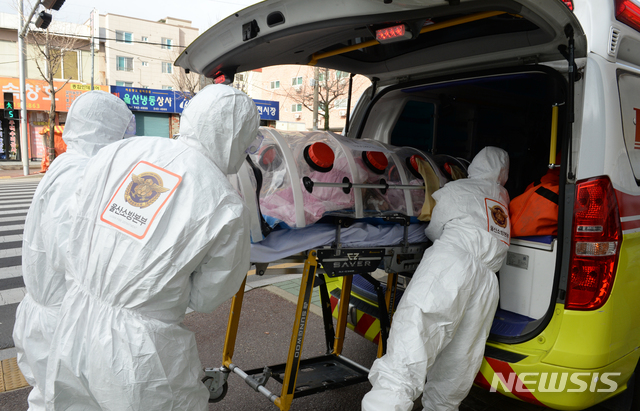 [울산=뉴시스] 배병수 기자 = 신종 코로나바이러스 감염증(코로나19) 확진자가 무더기로 발생한 울산시 남구 모 요양병원 앞에서 8일 오전 소방대원들이 확진자를 구급차로 옮기고 있다. 2020.12.08.&nbsp; photo@newsis.com 