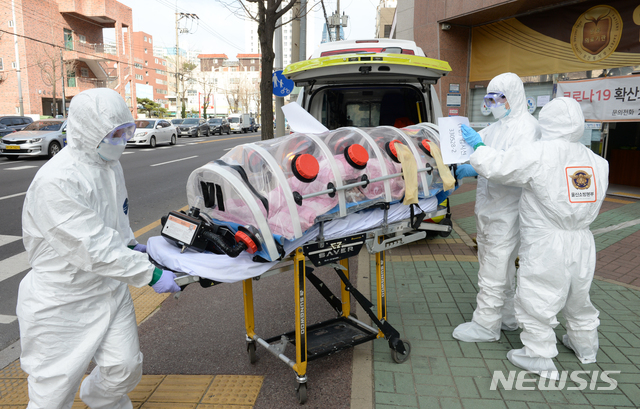 [울산=뉴시스] 배병수 기자 = 신종 코로나바이러스 감염증(코로나19) 확진자가 무더기로 발생한 울산시 남구 모 요양병원 앞에서 8일 오전 소방대원들이 확진자를 구급차로 옮기고 있다. 2020.12.08.  photo@newsis.com