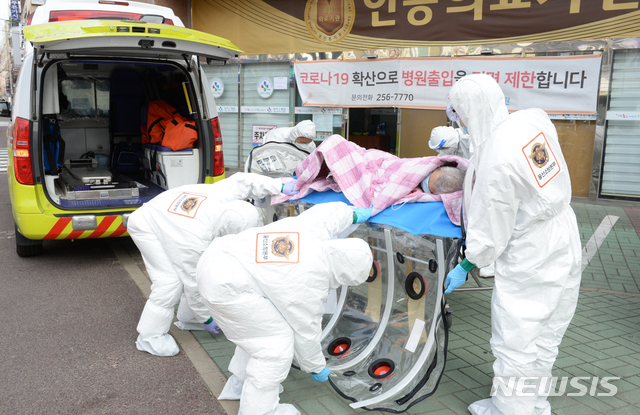 [울산=뉴시스] 배병수 기자 = 신종 코로나바이러스 감염증(코로나19) 확진자가 무더기로 발생한 울산시 남구 모 요양병원 앞에서 8일 오전 소방대원들이 확진자를 구급차로 옮기고 있다. 2020.12.08.&nbsp; photo@newsis.com