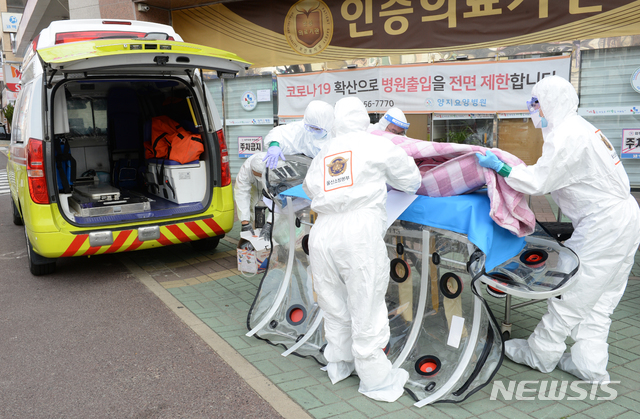 [울산=뉴시스] 배병수 기자 = 신종 코로나바이러스 감염증(코로나19) 확진자가 무더기로 발생한 울산시 남구 모 요양병원 앞에서 8일 오전 소방대원들이 확진자를 구급차로 옮기고 있다. 2020.12.08.  photo@newsis.com