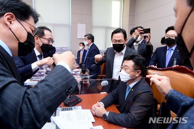 [서울=뉴시스] 전진환 기자 = 8일 서울 여의도 국회에서 열린 법제사법위원회 전체회의에서 고위공직자범죄수사처(공수처)법 개정안 등이 통과되자 주호영 국민의힘 원내대표와 법사위 국민의힘 간사인 김도읍 의원 등이 윤호중 위원장에게 항의하고 있다.&nbsp; (공동취재사진) 2020.12.08. photo@newsis.com