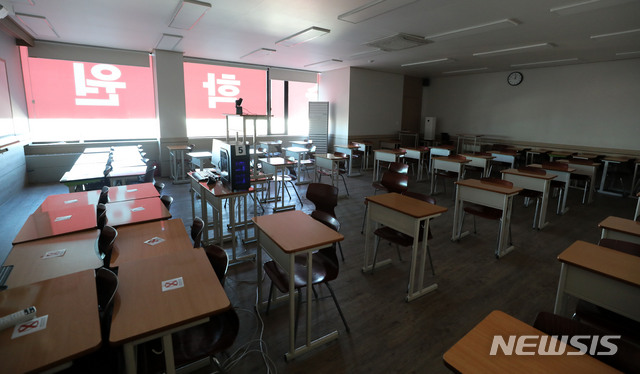 [서울=뉴시스] 박주성 기자 = 수도권 사회적거리두기 2.5단계가 시행중인 8일 오후 서울 목동 학원가에 학원들인 운영을 중단하고 있다. 다만 정부는 2021학년도 대학 입시전형이 진행 중인 점을 고려해 입시 관련 수업과 직업능력 개발훈련과정은 예외로 뒀다. 2020.12.08. park7691@newsis.com