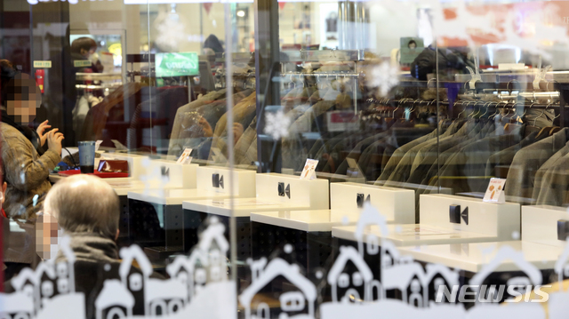 [서울=뉴시스]최진석 기자 = 신종 코로나바이러스 감염증(코로나19) 3차 대유행 여파로 수도권 사회적 거리두기 2.5단계 격상 첫날인 8일 서울역 내 패스트푸드점이 한산한 모습을 보이고 있다. 2020.12.08. myjs@newsis.com