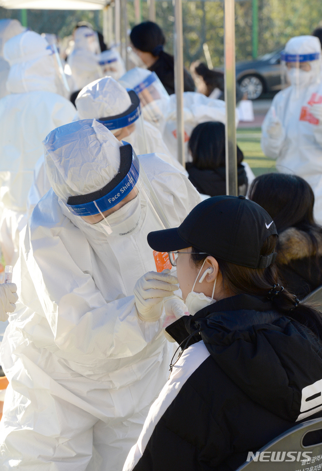 [울산=뉴시스] 배병수 기자 = 울산 남구 중학교 학생이 신종 코로나 바이러스 감염증(코로나19) 확진판정을 받은 8일 오후 해당 중학교 선별진료소에서 학생들이 코로나19 검사를 받고 있다. 2020.12.08.&nbsp; bbs@newsis.com