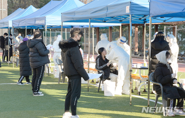 [울산=뉴시스] 배병수 기자 = 울산 남구 중학교 학생이 신종 코로나 바이러스 감염증(코로나19) 확진판정을 받은 지난 8일 오후 해당 중학교 선별진료소에서 학생들이 코로나19 검사를 받고 있다. 2020.12.08.   bbs@newsis.com