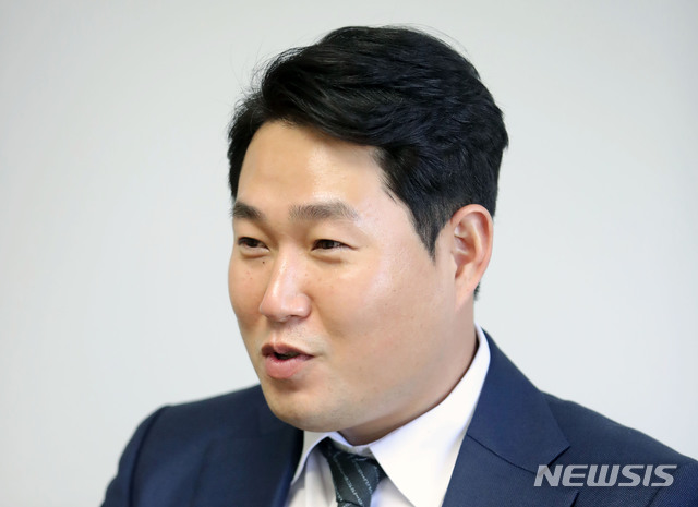 [서울=뉴시스] 박미소 기자 = 양의지 한국프로야구선수협회장이 지난 8일 오후 서울 중구 뉴시스 본사에서 인터뷰를 하고 있다. 인터뷰는 마스크를 한 상태로 진행했으며, 사진 취재를 위해 동의를 얻은 후 잠시 마스크를 벗은 상태로 촬영했다. 2020.12.09. misocamera@newsis.com