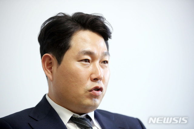 [서울=뉴시스] 박미소 기자 = 양의지 한국프로야구선수협회장이 지난 8일 오후 서울 중구 뉴시스 본사에서 인터뷰를 하고 있다. 인터뷰는 마스크를 한 상태로 진행했으며, 사진 취재를 위해 동의를 얻은 후 잠시 마스크를 벗은 상태로 촬영했다.  2020.12.09. misocamera@newsis.com