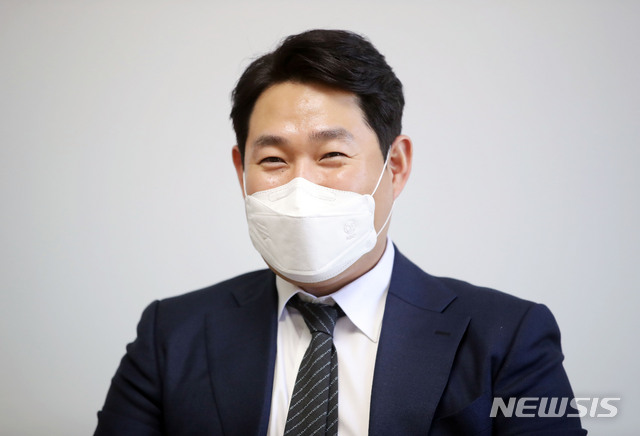 [서울=뉴시스] 박미소 기자 = 양의지 한국프로야구선수협회장이 지난 8일 오후 서울 중구 뉴시스 본사에서 인터뷰를 하고 있다. 2020.12.09. misocamera@newsis.com