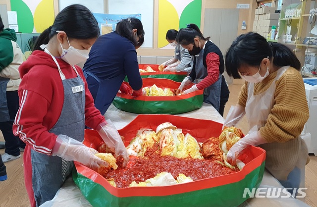  [안동=뉴시스] 김진호 기자 = 안동 송현초등학교 학생들이 지역의 홀로 어른신들께 전달할 김장을 담그고 있다. (사진=송현초등학교 제공) 2020.12.09 photo@newsis.com