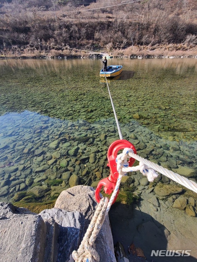 [영월=뉴시스] 김유나 기자 = 9일 오전 주민이 줄배를 타고 강을 건너고 있다. 2020.12.09. una@newsis.com