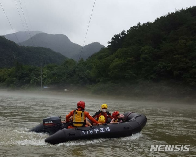 [영월=뉴시스] 김유나 기자 = 장마로 영월읍 문산리 가정마을이 고립된지 18일째 되던 지난 8월8일 119 구조대가 주민들을 구조하고 있다. (사진=주민 제공) 2020.12.09. una@newsis.com