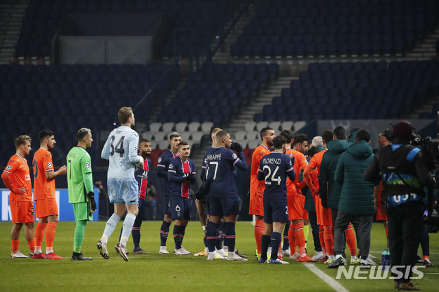 [파리=AP/뉴시스]8일 파리에서 열린파리 생제르맹(PSG)과 이스탄불 바사크세히르의 챔피언스리그 H조 조별 경기 도중 양팀 선수들이 경기장을 떠나고 있다. 이날 경기 중단은 루마니아 출신의 세바스티안 콜테스쿠 대기심에 바사크세히르의 카메룬 출신 피에르 웨보 코치에게 흑인을 비하하는 '니그로'라는 용어를 사용하고 이에 항의하는 웨보 코치를 오비디우 하테간 주심이 퇴장시키면서 일어났다. 인종차별 문제로 챔피언스리그 경기가 중단된 것은 처음이다. 2020.12.9