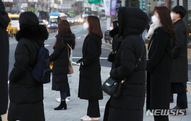 [서울=뉴시스] 이윤청 기자 = 전국 대부분 지역에서 영하권 날씨를 보인 9일 오전 서울 서대문구 서대문역 인근에서 시민들이 두꺼운 옷을 입고 출근하고 있다. 2020.12.09. radiohead@newsis.com