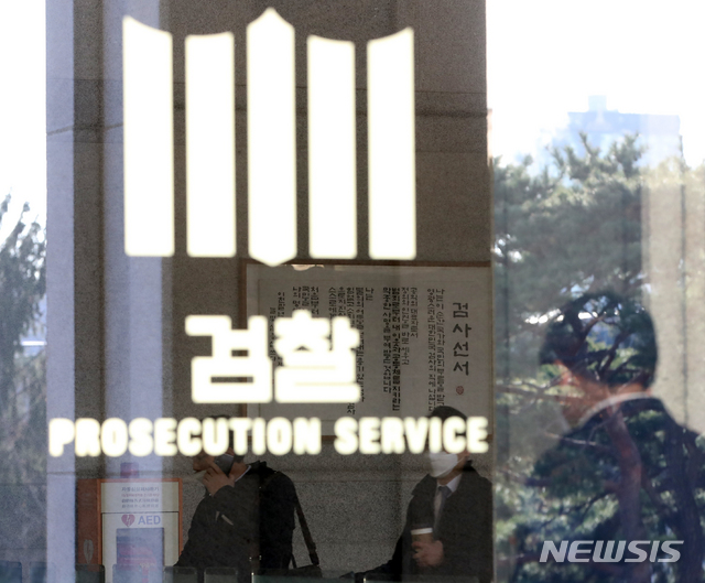 [서울=뉴시스] 조수정 기자 = 윤석열 검찰총장 징계위원회를 하루 앞둔 9일 오전 서울 서초구 서울중앙지방검찰청에 걸린 검사 선서 앞으로 검찰 관계자들이 오가고 있다. 2020.12.09.&nbsp; chocrystal@newsis.com