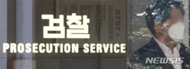 [서울=뉴시스] 조수정 기자 = 윤석열 검찰총장 징계위원회를 하루 앞둔 9일 오전 서울 서초구 서울중앙지방검찰청에 걸린 검사 선서 앞으로 검찰 관계자들이 오가고 있다. 2020.12.09.&nbsp; chocrystal@newsis.com 