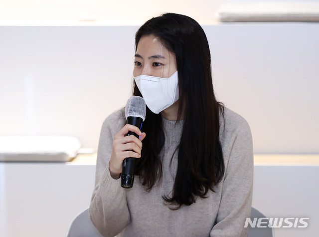 [서울=뉴시스] 박미소 기자 = 김슬아 컬리 대표가 9일 서울 강남구 마켓컬리에서 열린 '자상한 기업 업무 협약식'에서 축사를 하고 있다. (사진=중소벤처기업부 제공)2020.12.09. photo@newsis.com