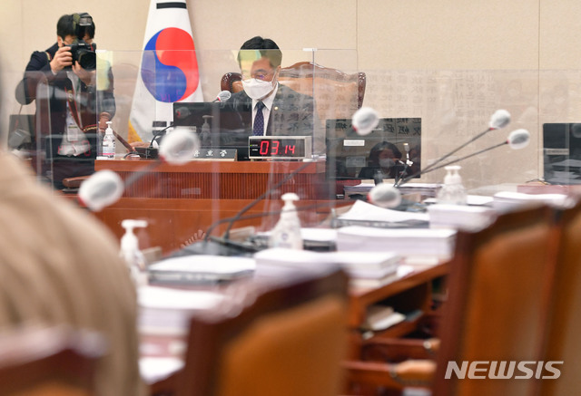 [서울=뉴시스] 김진아 기자 = 윤호중 국회 법제사법위원회 위원장이 9일 오전 서울 여의도 국회에서 법제사법위원회 전체회의를 주재하는 가운데 국민의힘 의원들이 불참해 자리가 비어있다. (공동취재사진) 2020.12.09. photo@newsis.com