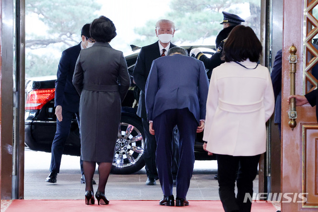 [서울=뉴시스]추상철 기자 = 문재인 대통령이 9일 오후 청와대에서 '세한도'(국보 제180호)를 기증한 미술품 소장가 손창근 옹과 만나 인사하고 있다. 세한도를 비롯해 평생 수집한 국보·보물급 문화재를 기증한 손창근 옹은 문화훈장 중 최고 영예인 금관문화훈장을 받았다. 2020.12.09. scchoo@newsis.com