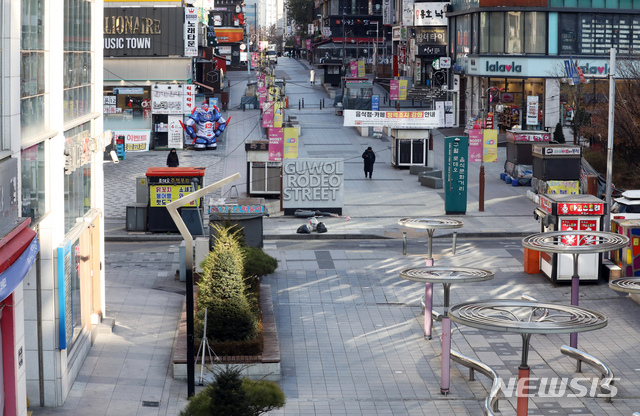 [인천=뉴시스] 이종철 기자 = 9일 인천 남동구 구월동 로데오거리가 한산한 모습을 보이고 있다. 2020.12.09. jc4321@newsis.com