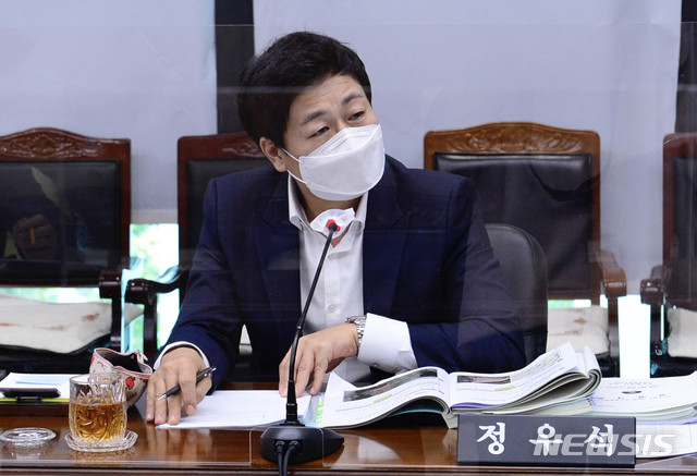 [광주=뉴시스] 광주 서구의회 정우석 의원이 제290회 제2차 정례회 행정사무감사 보충 감사에서 질의하고 있다. (사진=뉴시스DB) photo@newsis.com