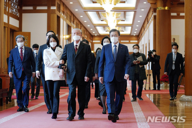 [서울=뉴시스]추상철 기자 = 문재인 대통령이 9일 오후 청와대에서 '세한도'(국보 제180호)를 기증한 미술품 소장가 손창근 옹과 환담장으로 이동하고 있다. 세한도를 비롯해 평생 수집한 국보·보물급 문화재를 기증한 손창근 옹은 문화훈장 중 최고 영예인 금관문화훈장을 받았다. 2020.12.09. scchoo@newsis.com