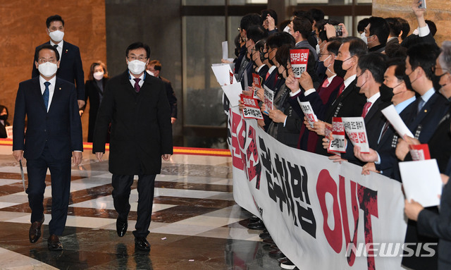 [서울=뉴시스] 전진환 기자 = 국민의힘 의원들이 9일 국회 본회의장 입구에서 공수처법 개정안 처리 등을 위해 본회의에 참석하는 여당 의원들을 향해 공수처법 저지 등이 적힌 손팻말을 들어보이고 있다.  (공동취재사진) 2020.12.09. photo@newsis.com