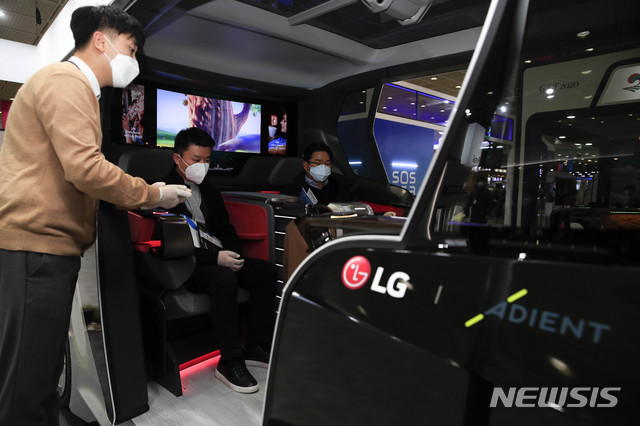 [서울=뉴시스] 박민석 기자 = 9일 오후 서울 강남구 코엑스에서 열린 한국전자전에서 참가자들이 커넥티드카를 살펴보고 있다. 2020.12.09. mspark@newsis.com