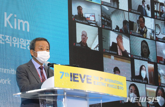 [서귀포=뉴시스] 우장호 기자 = 김대환 국제전기자동차엑스포 공동조직위원장이 9일 제주 서귀포시 제주국제컨벤션센터(ICC)에서 열린 제7회 국제전기차엑스포 개막식에서 개회사를 하고 있다. 2020.12.09. woo1223@newsis.com