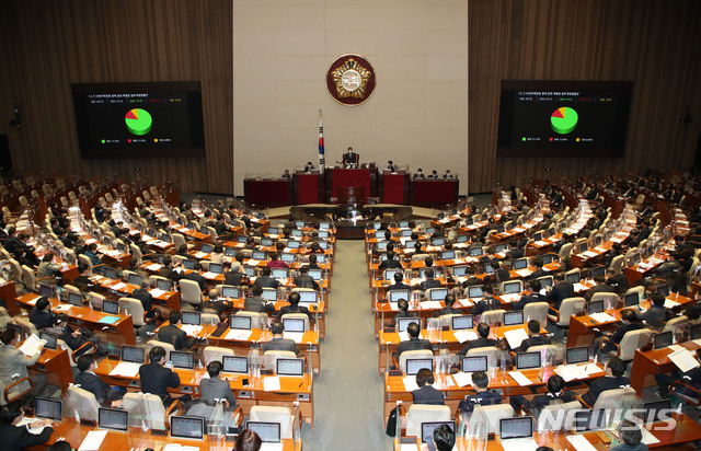 [서울=뉴시스] 김진아 기자 = 9일 오후 서울 여의도 국회에서 열린 본회의에서 5·18민주화운동 등에 관한 특별법 일부개정법률안이 통과되고 있다.2020.12.09. bluesoda@newsis.com