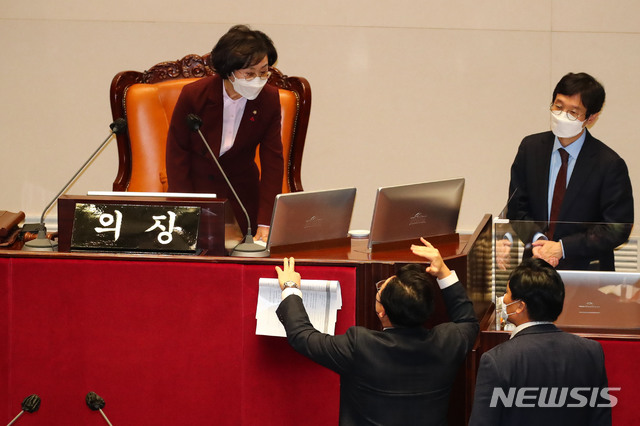 [서울=뉴시스] 김진아 기자 = 9일 오후 서울 여의도 국회에서 열린 본회의에서 여당과 야당의 합의가 되지않은 법안이 상정되자 국민의힘 김성원 원내수석부대표와 더불어민주당 김영진 원내수석부대표가 김상희 국회부의장과 대화하고 있다. (공동취재사진) 2020.12.09. photo@newsis.com