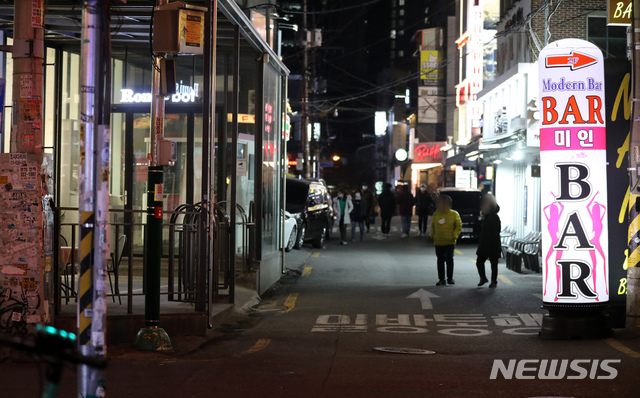 [서울=뉴시스] 고범준 기자 = 신종 코로나바이러스 감염증(코로나19) 확산에 따라 수도권의 사회적 거리두기 2.5단계가 시행중인 9일 오후 서울 마포구 홍대거리가 한산한 모습을 보이고 있다. 2020.12.09. bjko@newsis.com